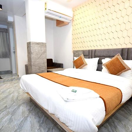 Hotel A1 Vastrapur อาเมดาบัด ภายนอก รูปภาพ