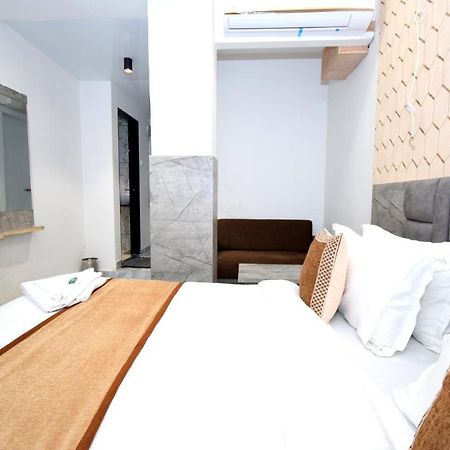 Hotel A1 Vastrapur อาเมดาบัด ภายนอก รูปภาพ