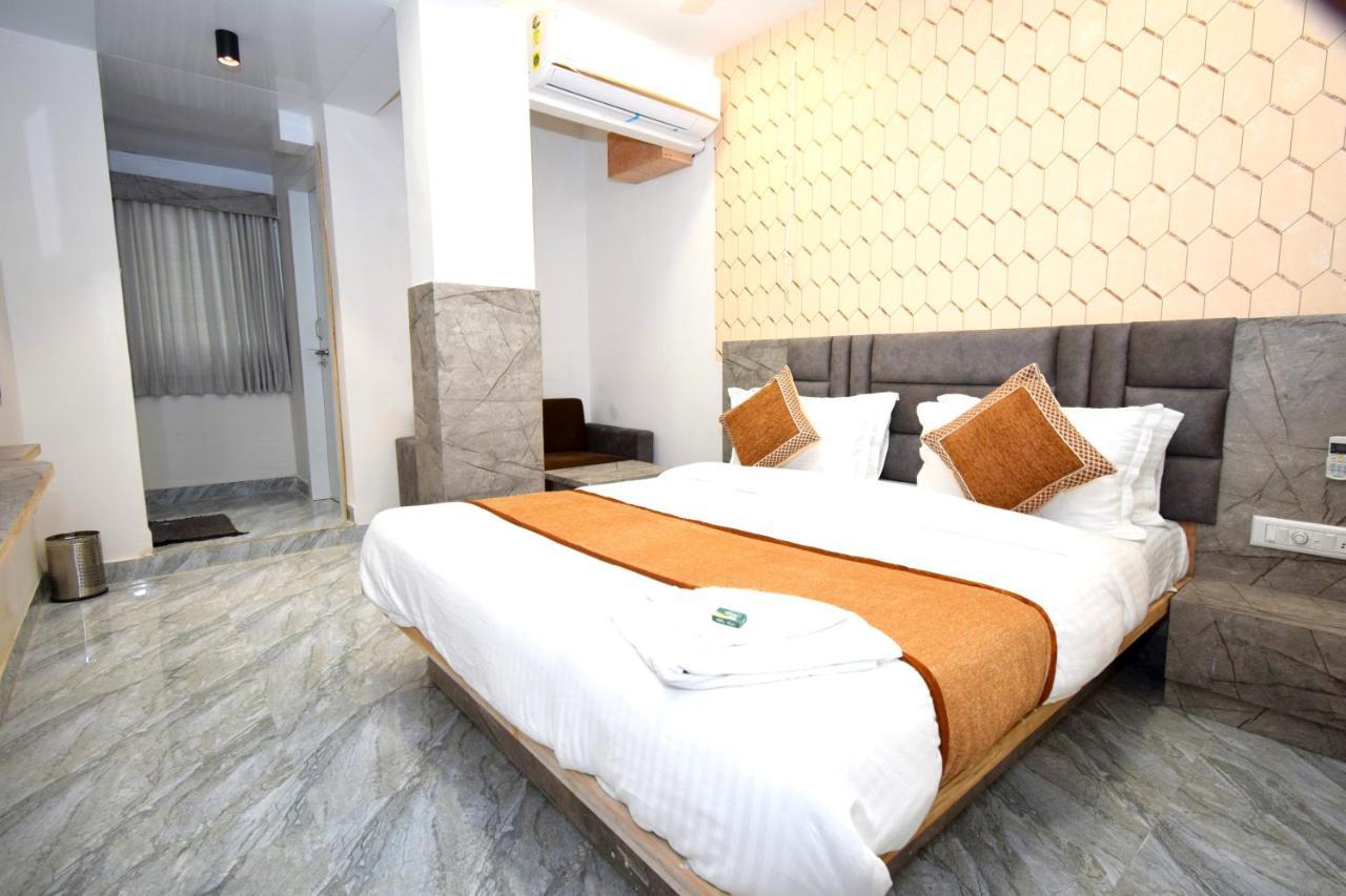 Hotel A1 Vastrapur อาเมดาบัด ภายนอก รูปภาพ