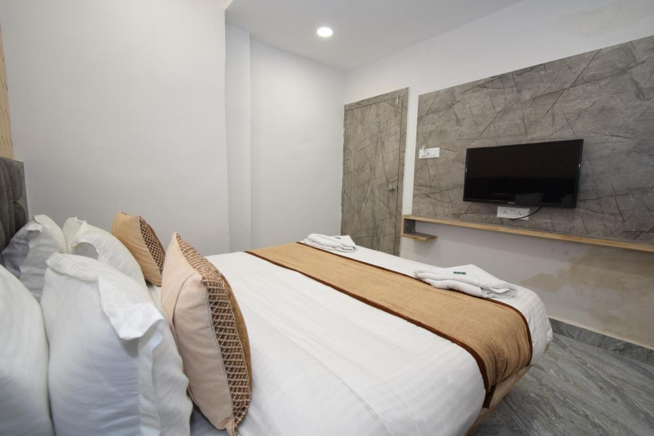 Hotel A1 Vastrapur อาเมดาบัด ภายนอก รูปภาพ