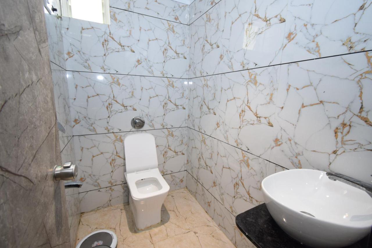 Hotel A1 Vastrapur อาเมดาบัด ภายนอก รูปภาพ
