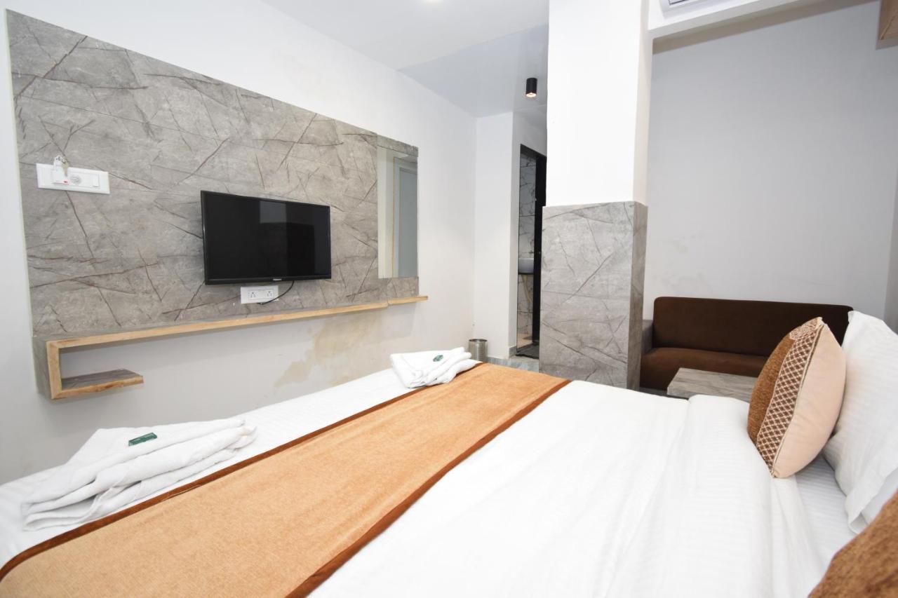 Hotel A1 Vastrapur อาเมดาบัด ภายนอก รูปภาพ