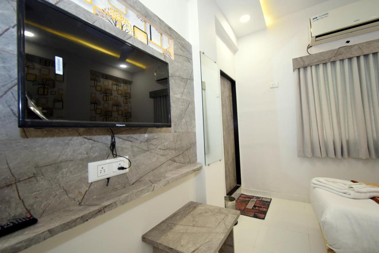 Hotel A1 Vastrapur อาเมดาบัด ภายนอก รูปภาพ