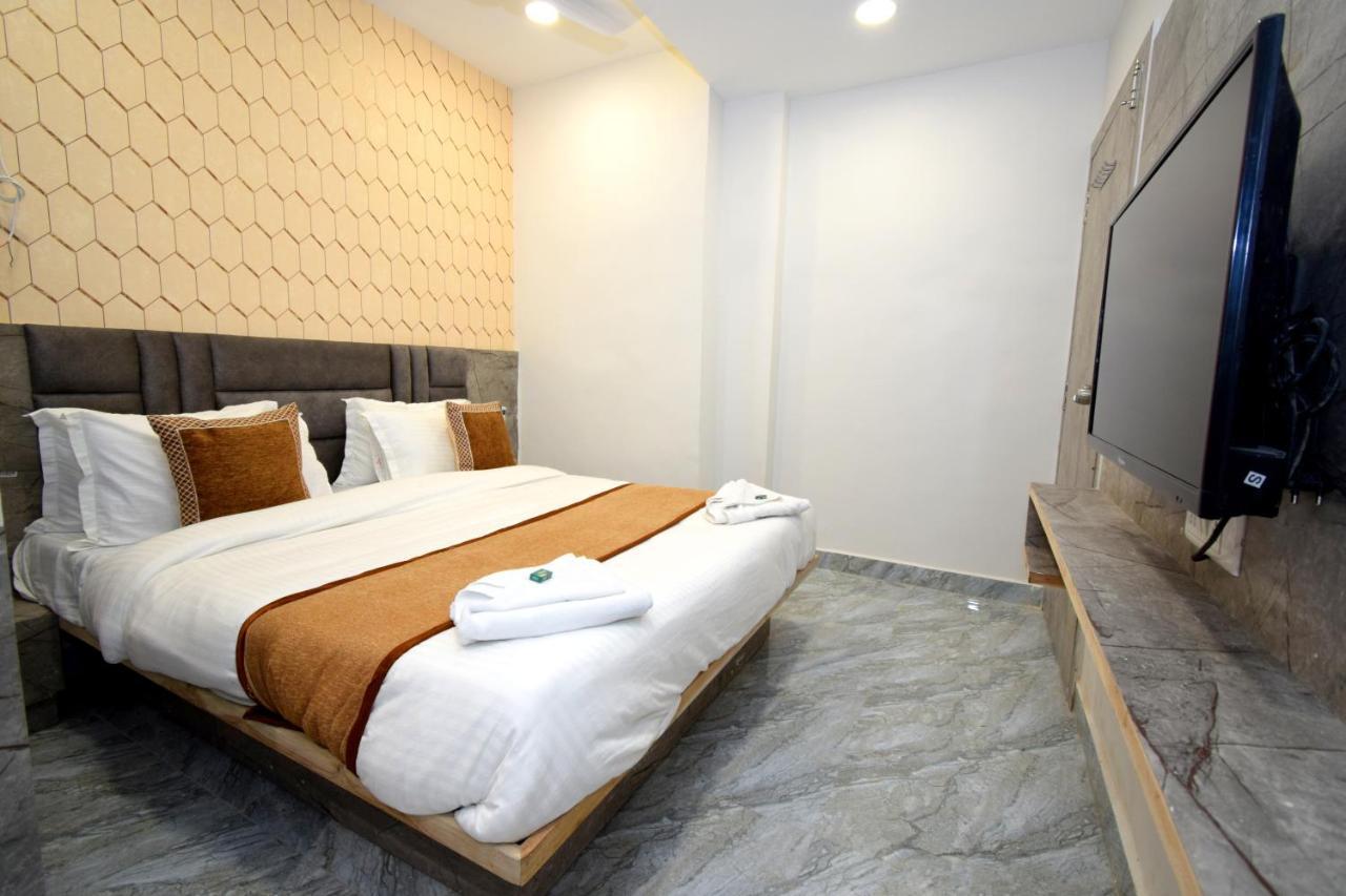 Hotel A1 Vastrapur อาเมดาบัด ภายนอก รูปภาพ