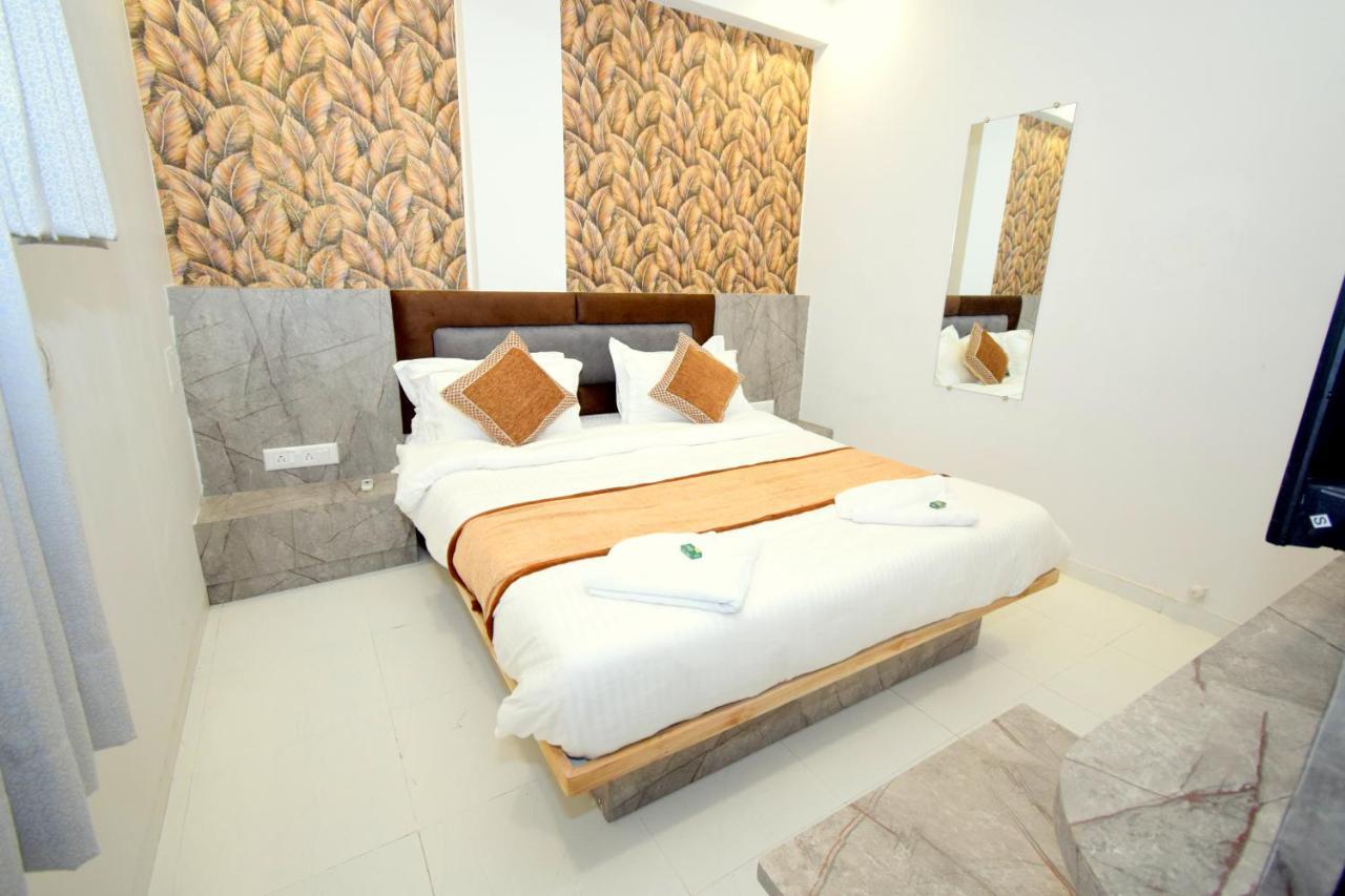 Hotel A1 Vastrapur อาเมดาบัด ภายนอก รูปภาพ