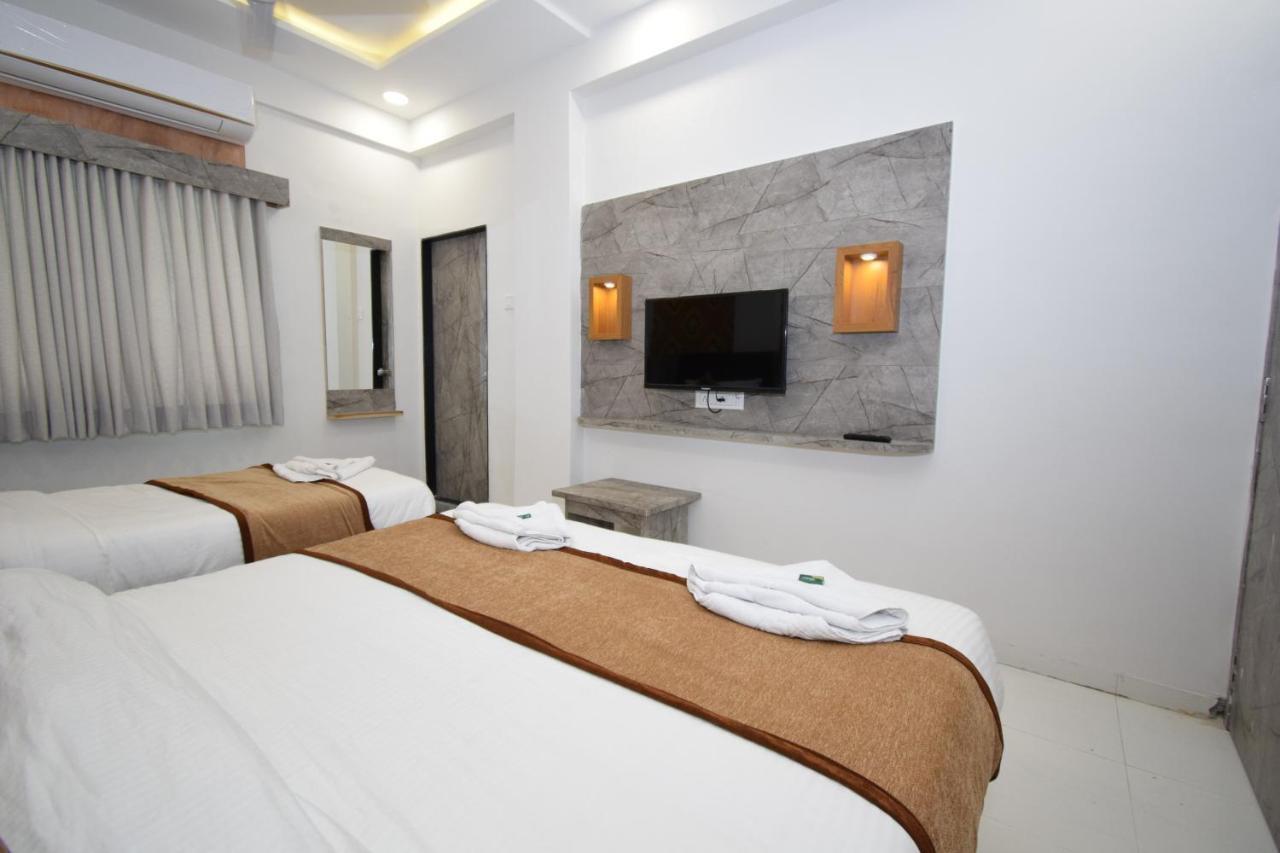 Hotel A1 Vastrapur อาเมดาบัด ภายนอก รูปภาพ