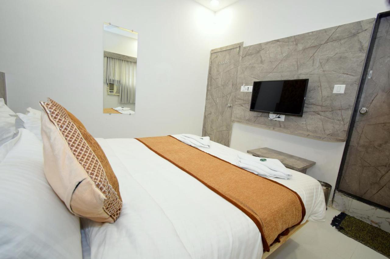 Hotel A1 Vastrapur อาเมดาบัด ภายนอก รูปภาพ