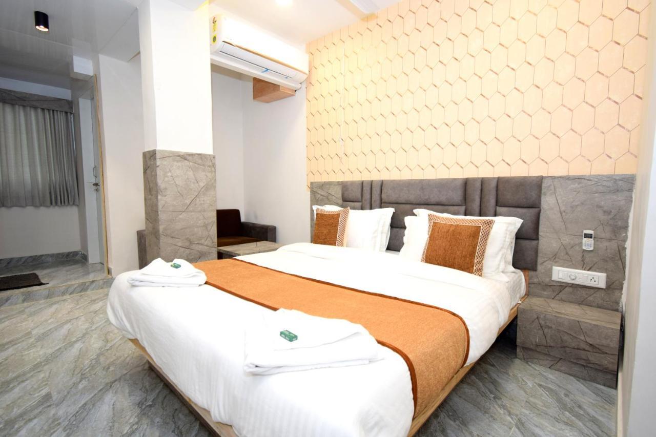 Hotel A1 Vastrapur อาเมดาบัด ภายนอก รูปภาพ