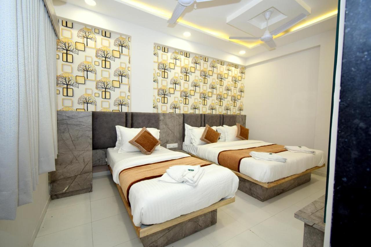 Hotel A1 Vastrapur อาเมดาบัด ภายนอก รูปภาพ